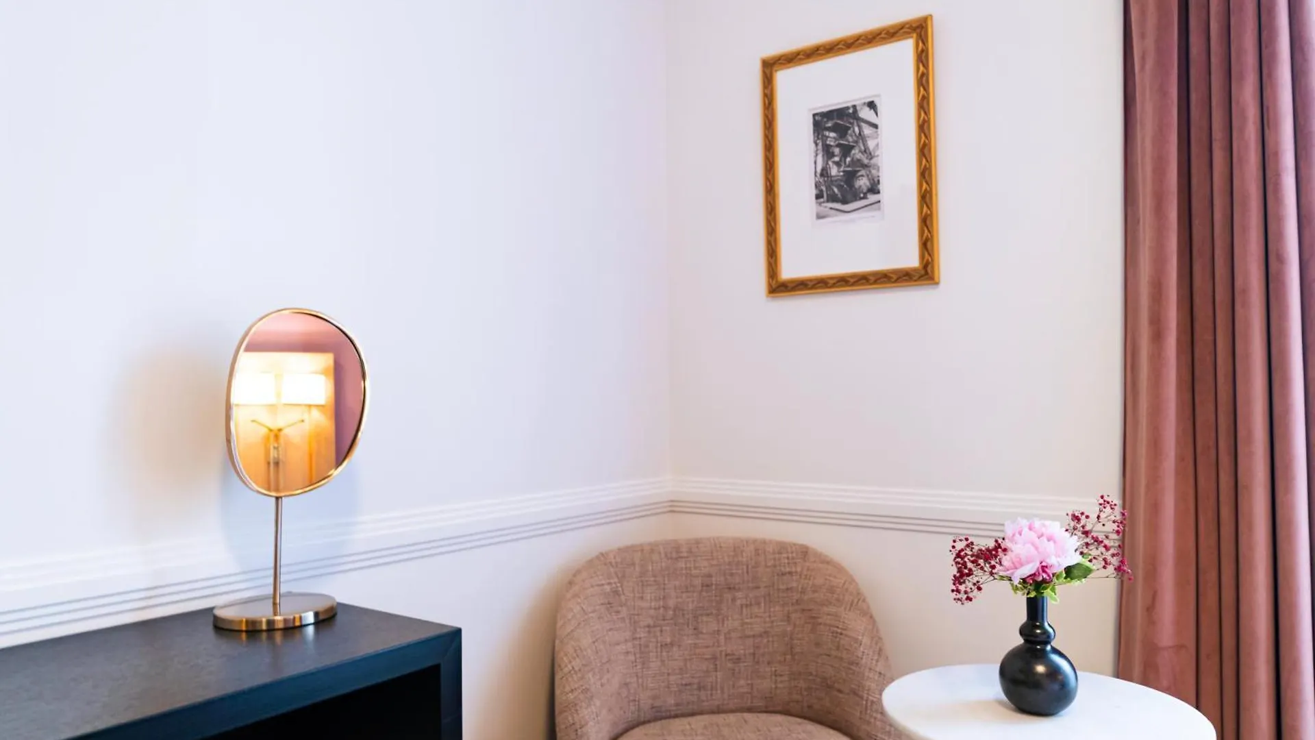 Hotel Le Cercle Tour Eiffel Париж 3*,  Франция